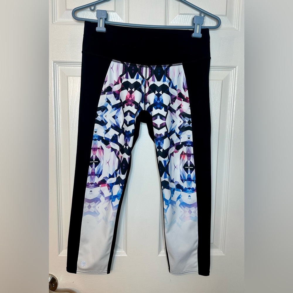 MINT CONDITION Athleta Geo Disco Sonar Capri Leggings Crop womens Size MEDIUM